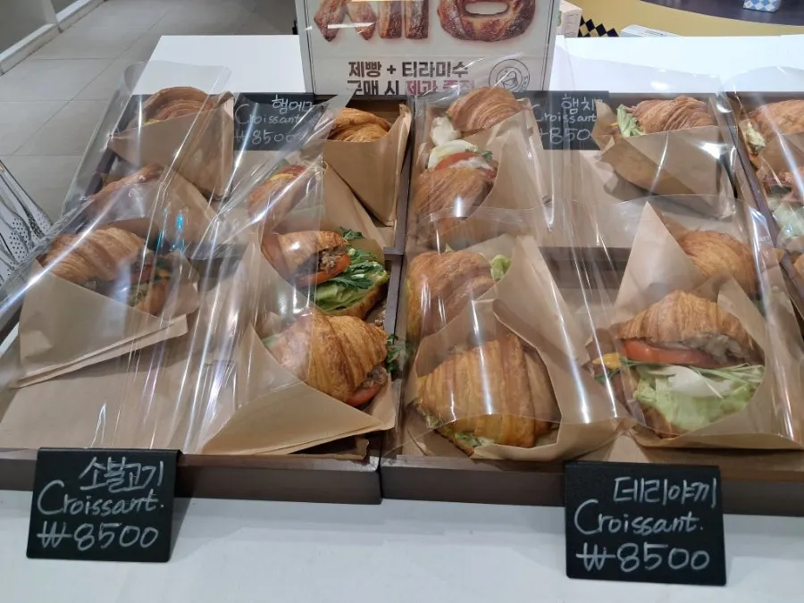 Overview of the bakery counter