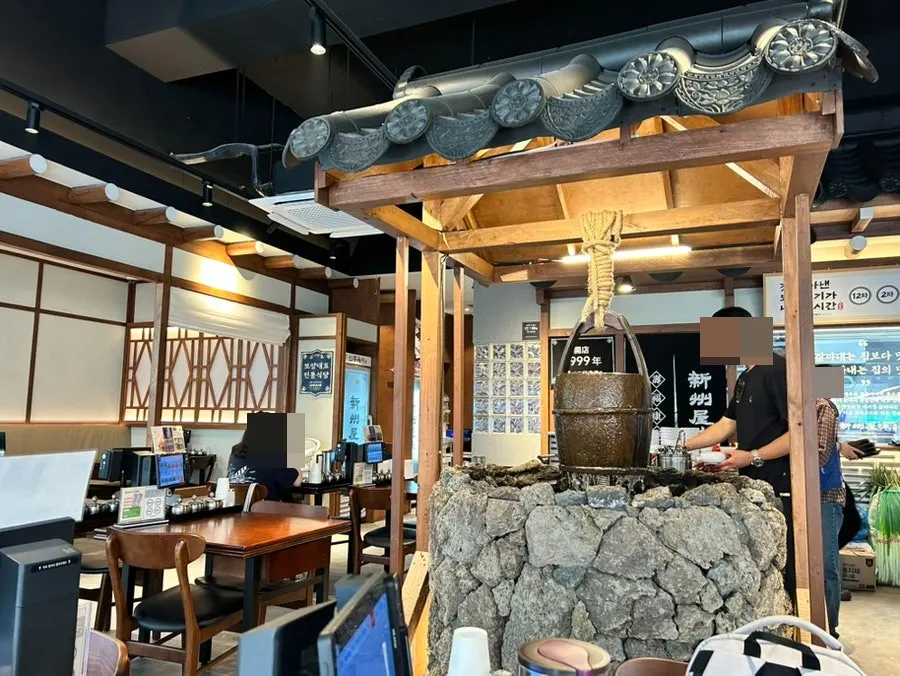 Hanok-style interior of Sinju Okmi Gangnam Branch