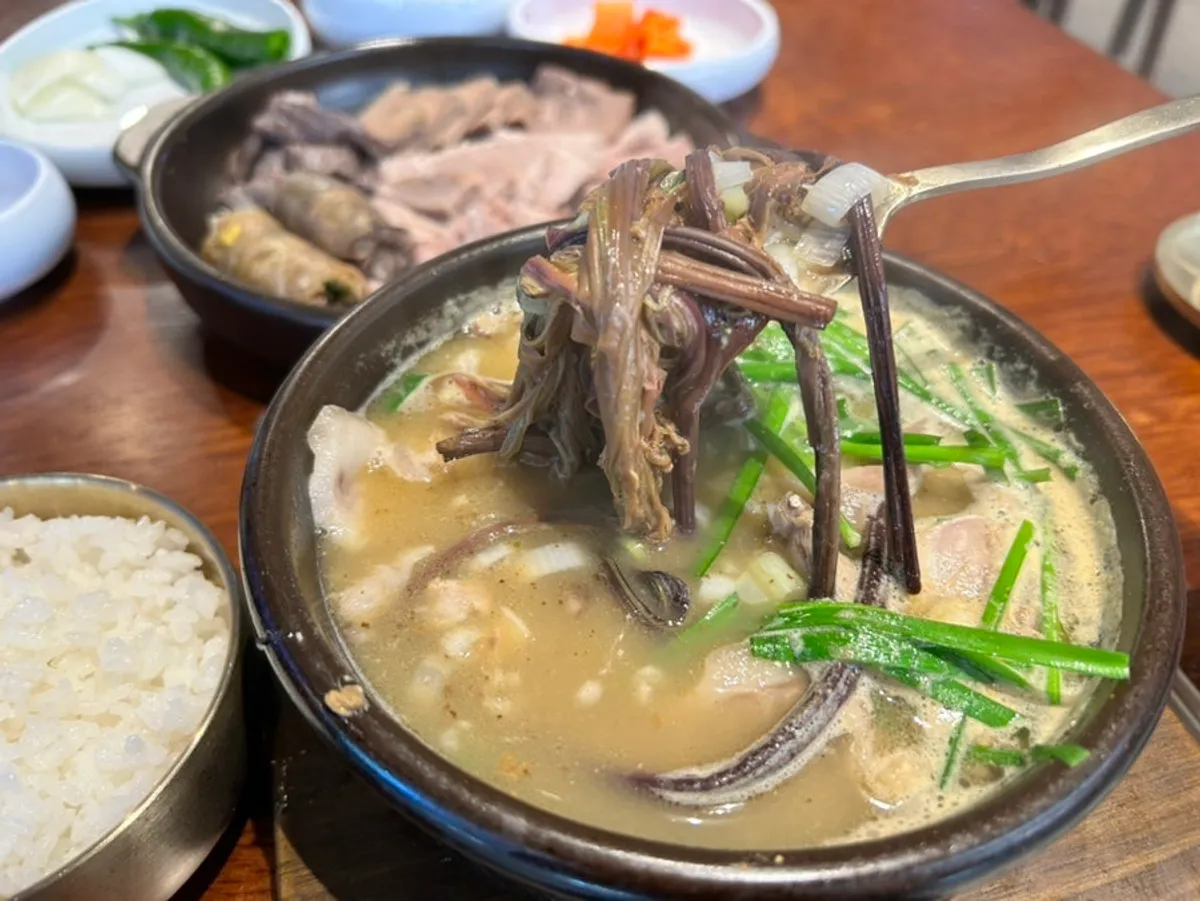 A bowl of Sinju Okmi's bracken sundaeguk