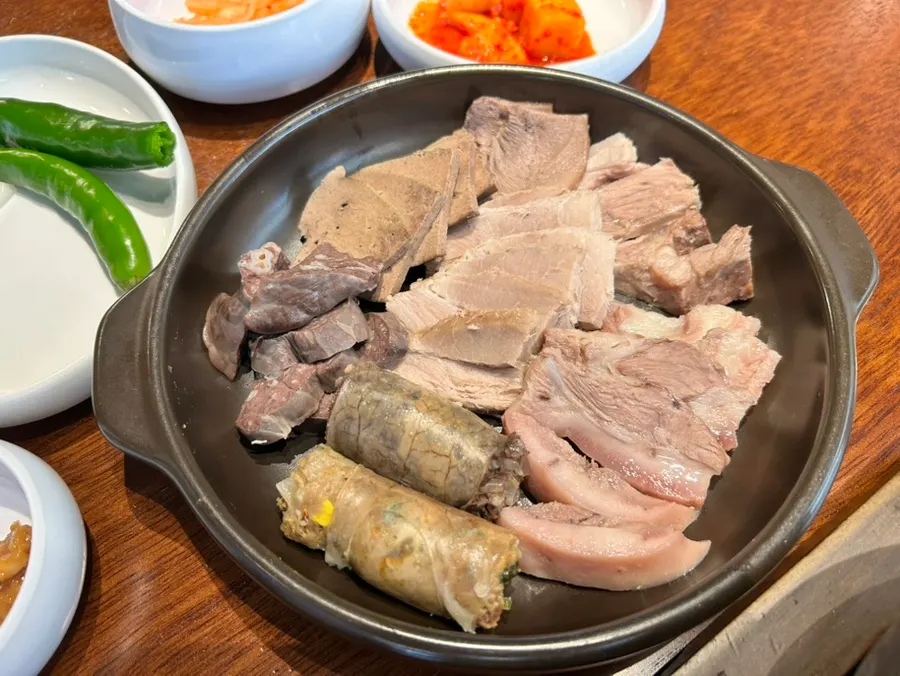 Table setting with the freshly boiled pork suyuk half plate
