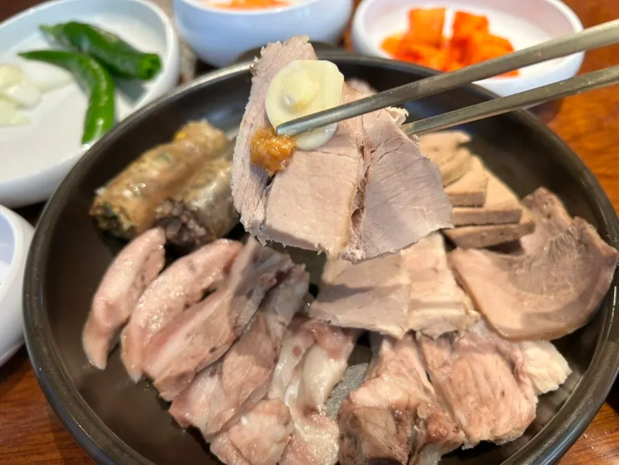 부위가 다양한 갓삶은 고기수육