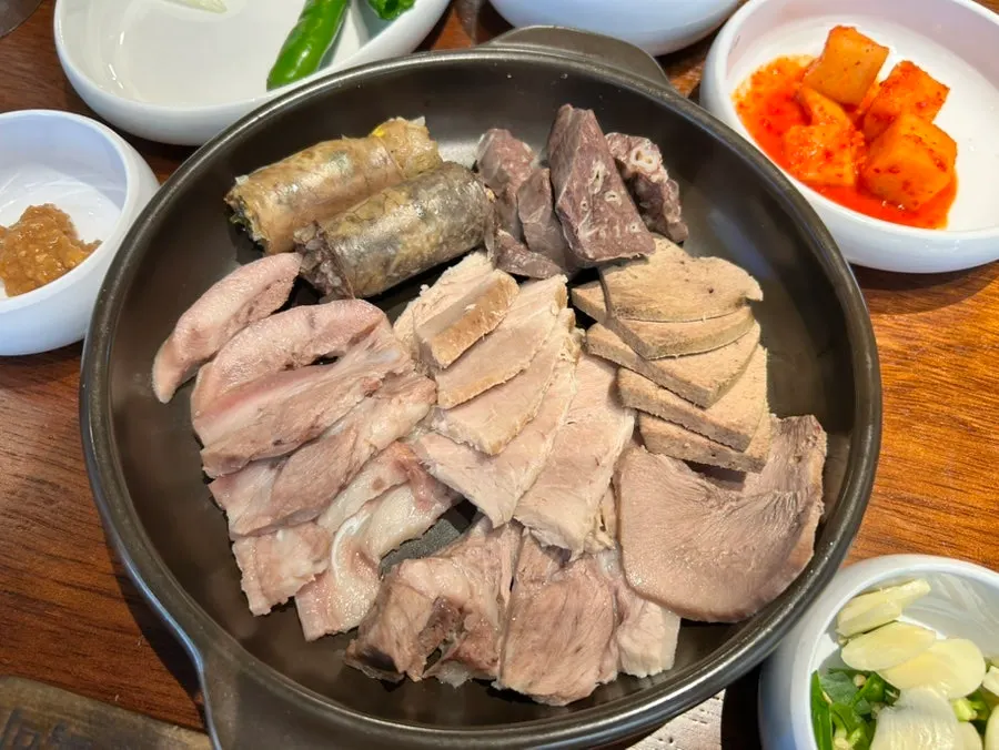 Pork suyuk half plate served with salted shrimp