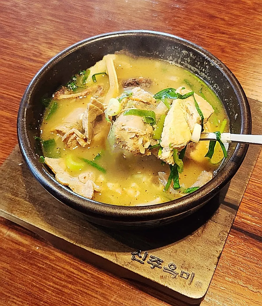 백순대와 고기가 푸짐한 순대국