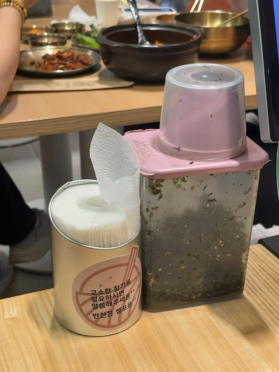 식탁 위 귀여운 생수통