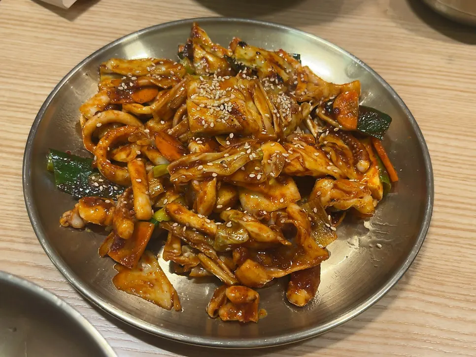 지글지글 오징어볶음 한 접시