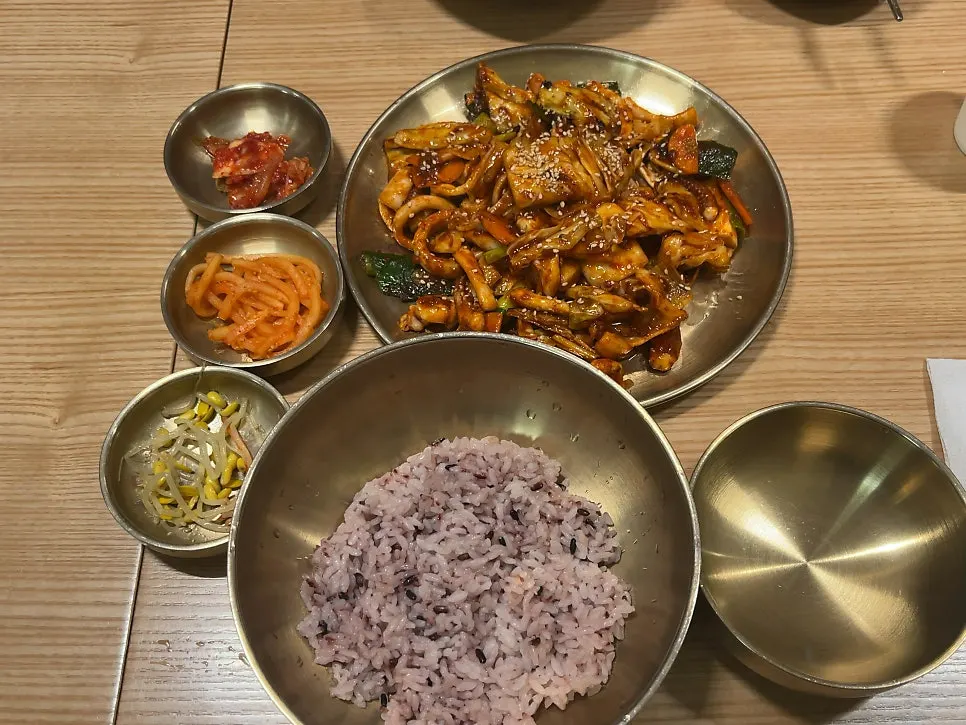 양념이 밴 쫄깃한 오징어볶음