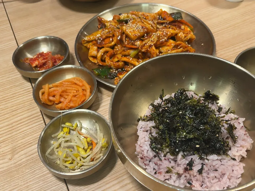 김자반을 곁들인 한식 식사