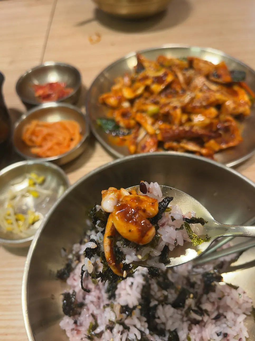 푸짐한 양의 오징어볶음 식사