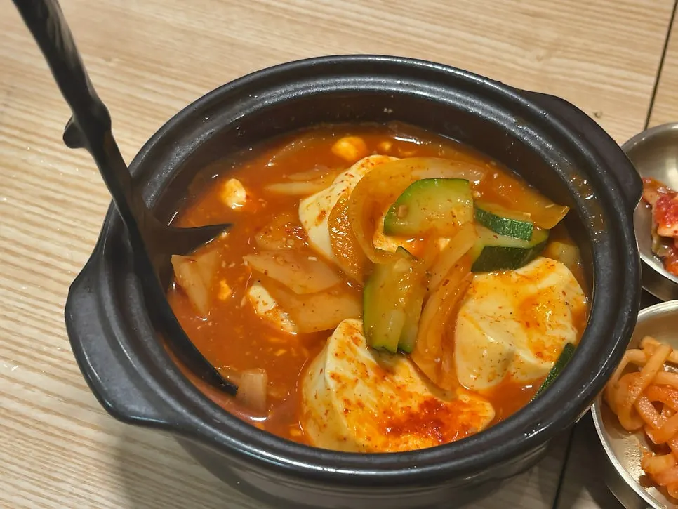 뚝배기에 담긴 차돌 순두부찌개