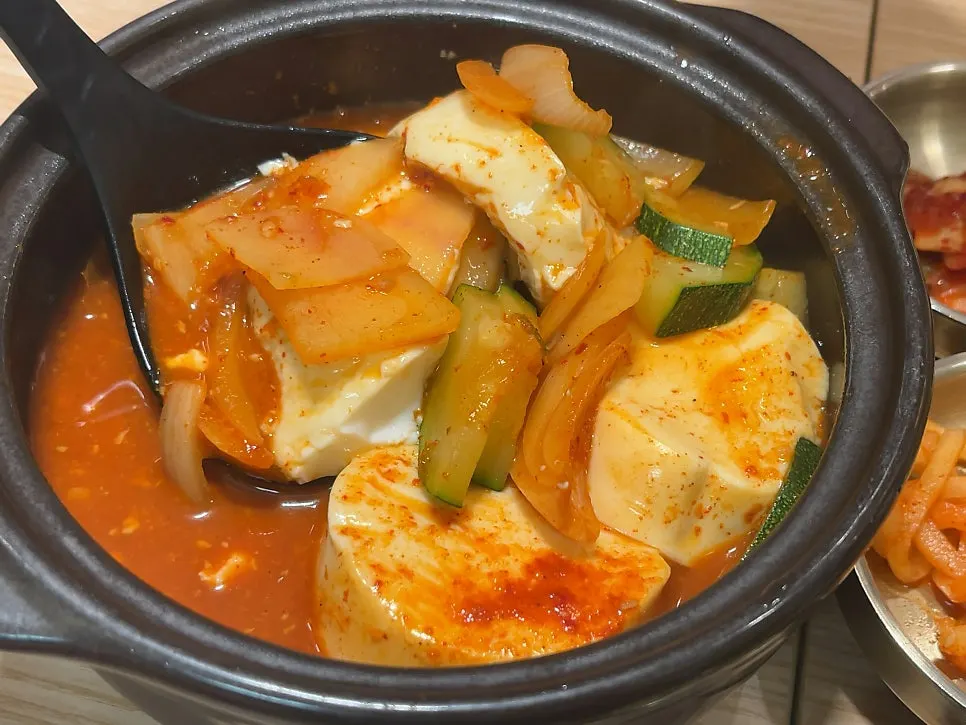 야채와 두부가 들어간 순두부찌개