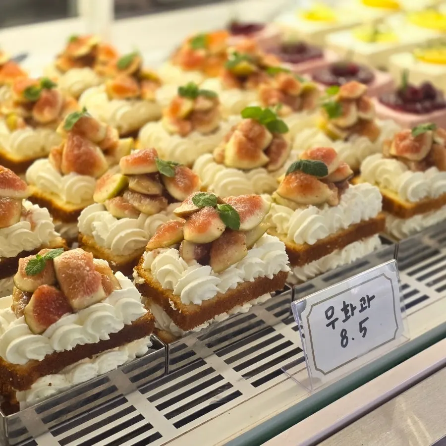 Dessert case including flan