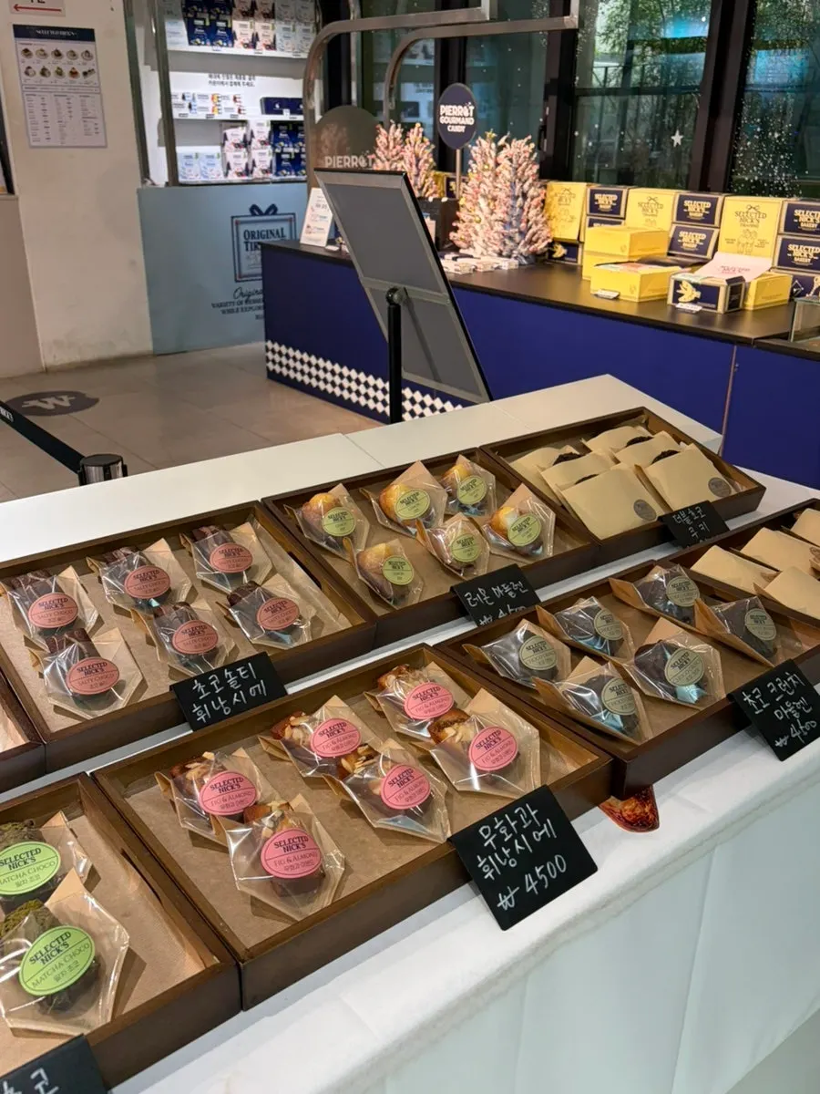 Gift-ready tiramisu packaging menu