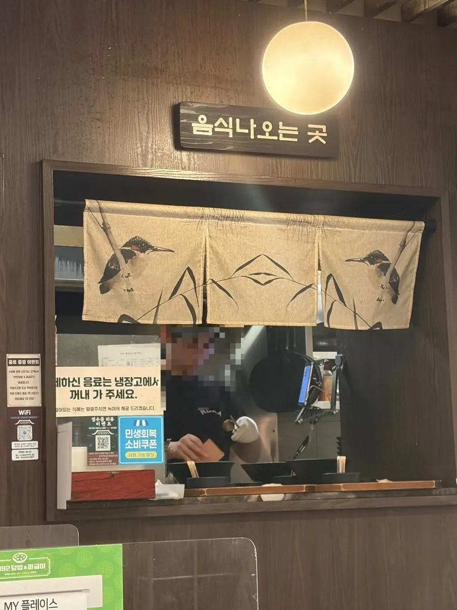 Self-service pickup and return counter