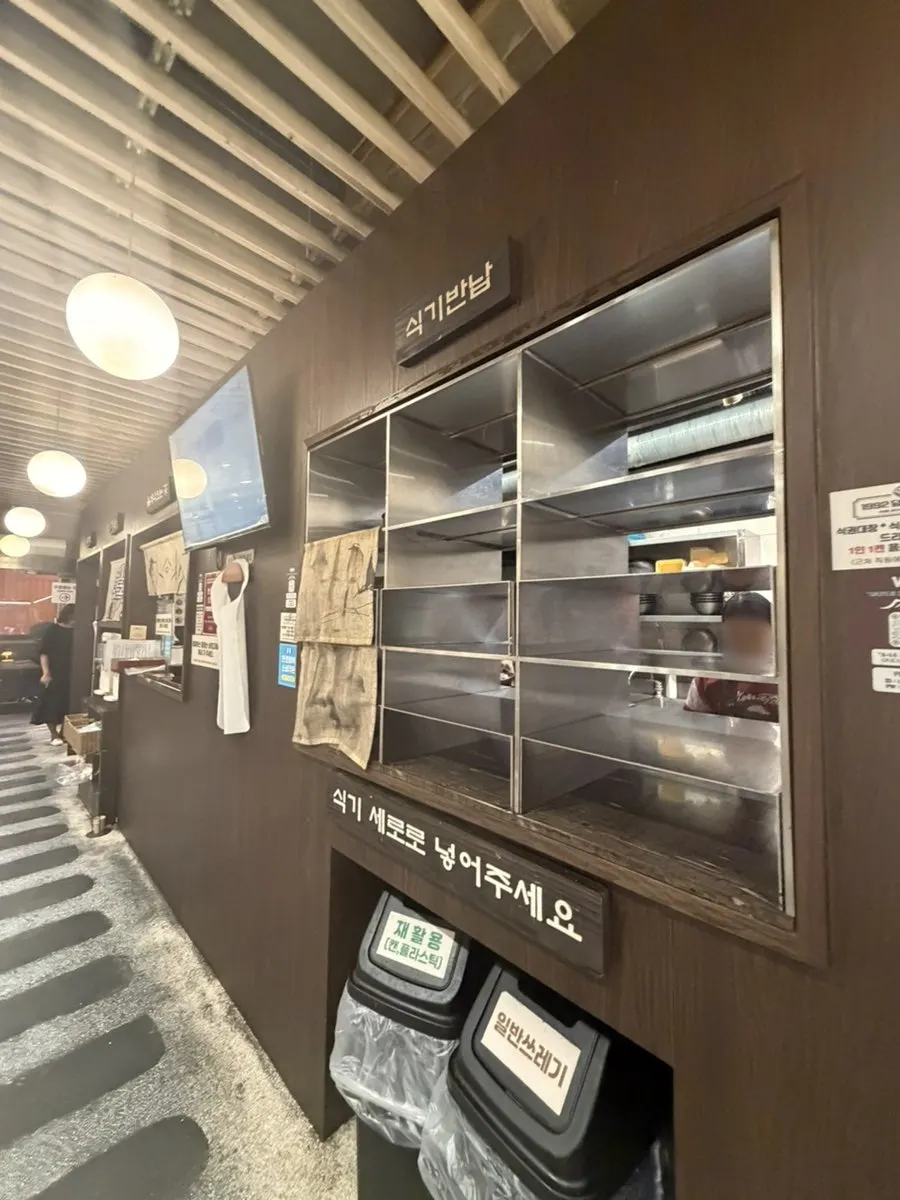 Self-pickup area with order-number call screen