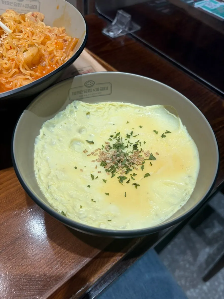 Tteok-mandu jjageuli with added half ramyeon serving