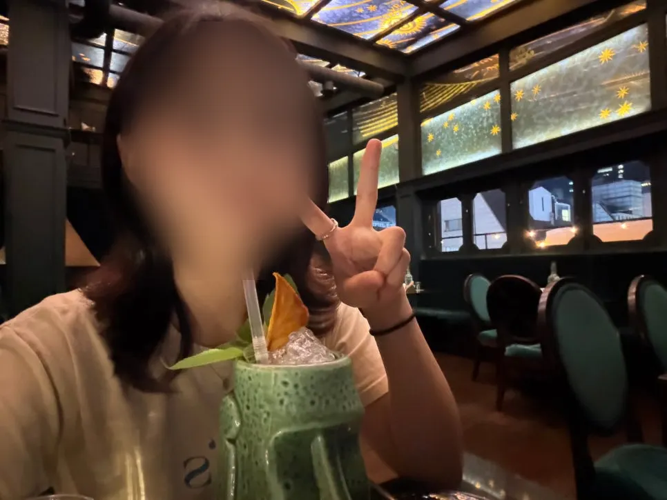 파인애플 맛 모아이 칵테일 잔