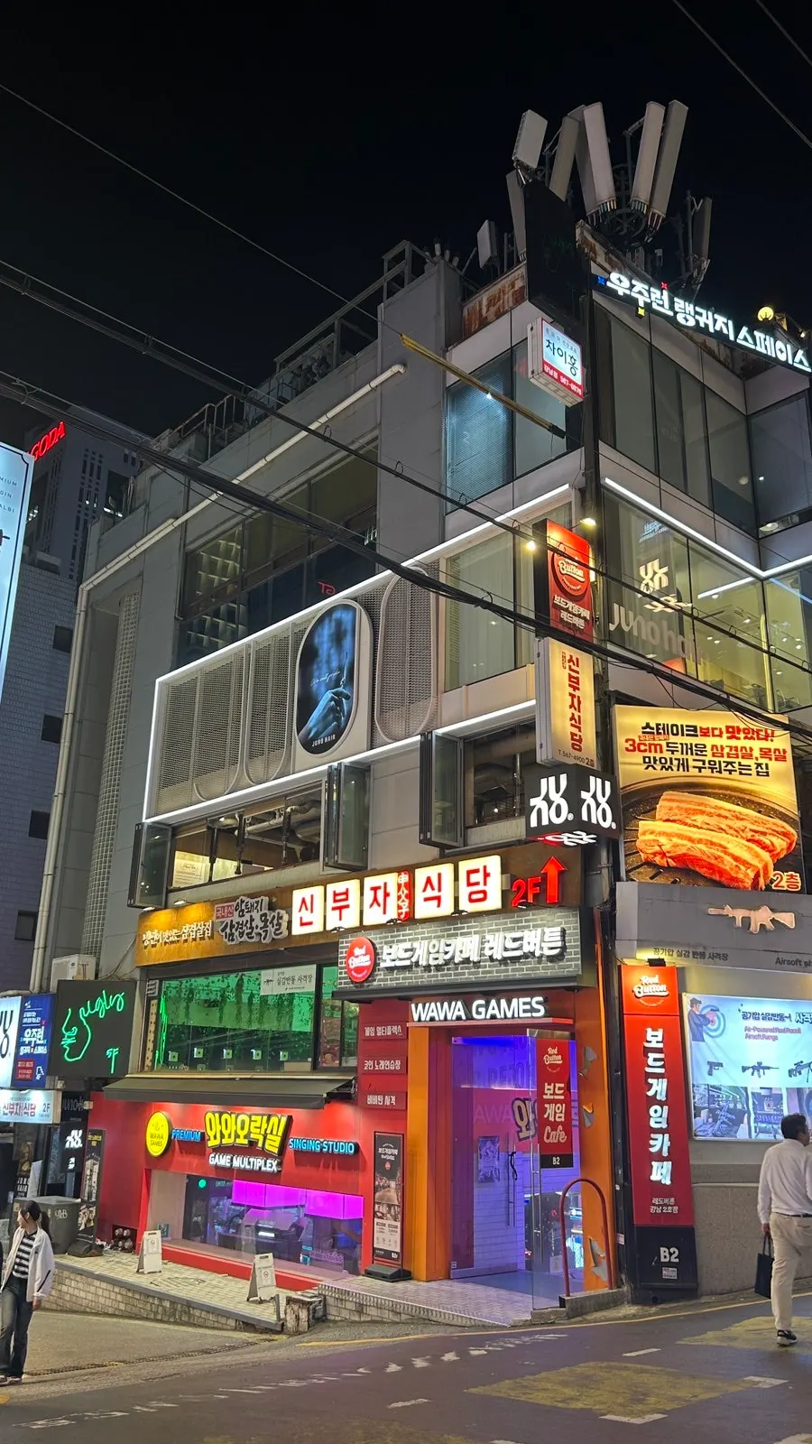 강남역 11번 출구에서 어글리로 가는 길 건물 외관