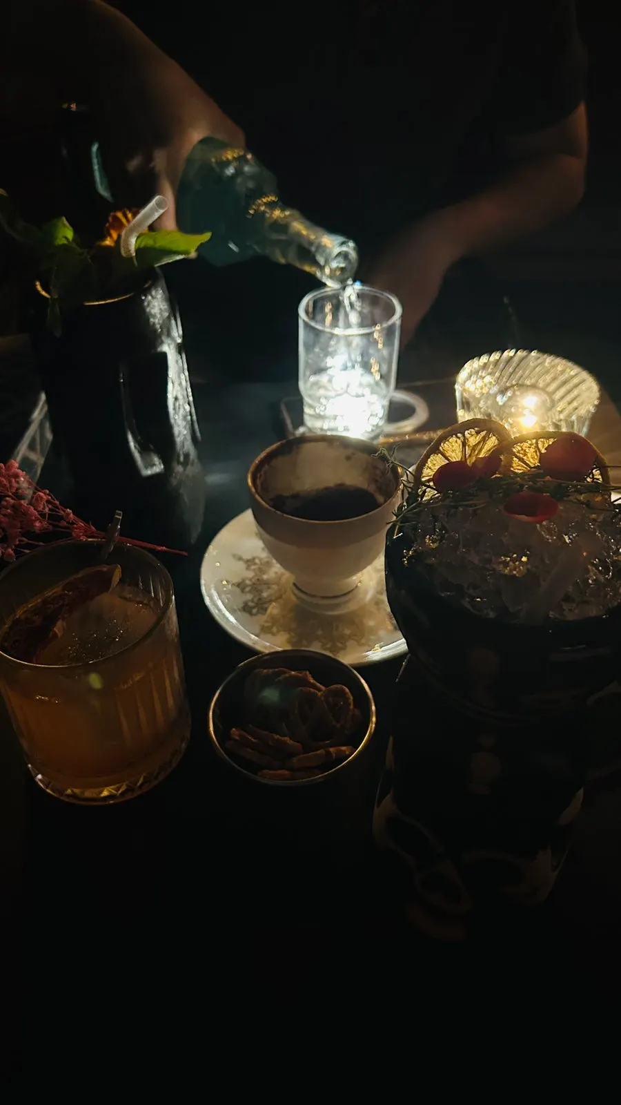밤 조명 아래 어글리 칵테일과 테이블 세팅