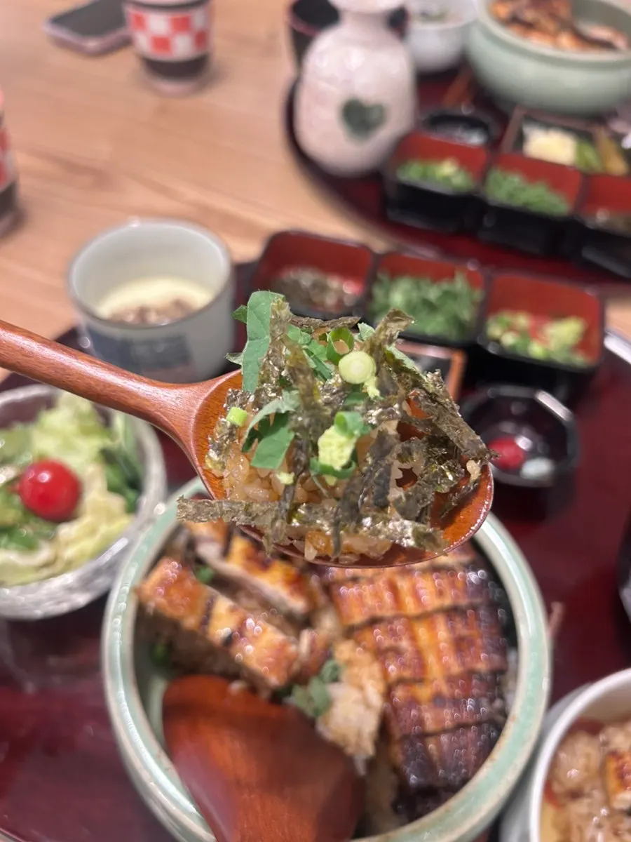 Eating eel and rice plain