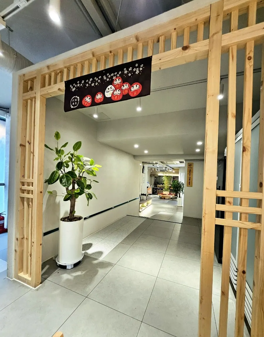 Unagiwa interior with generously spaced tables