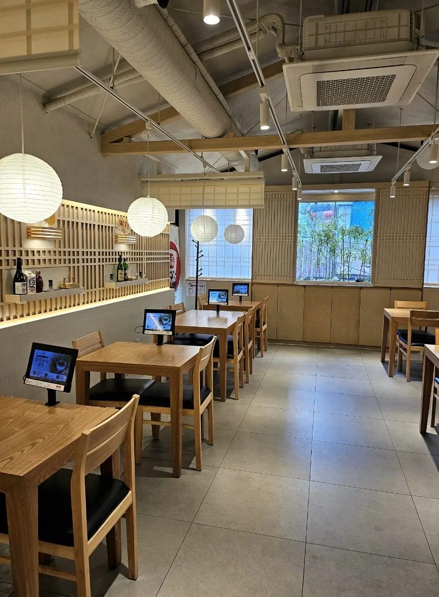 Quiet, cozy interior at Unagiwa