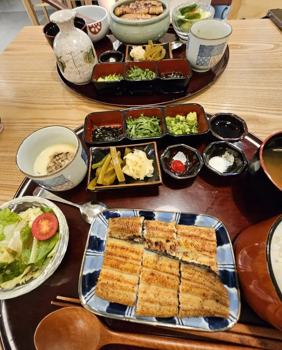 Hitsumabushi set and shirayaki set menu