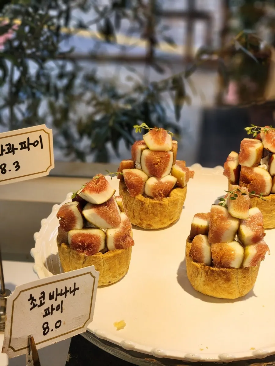 제철 과일을 올린 어퍼앤언더 디저트 쇼케이스