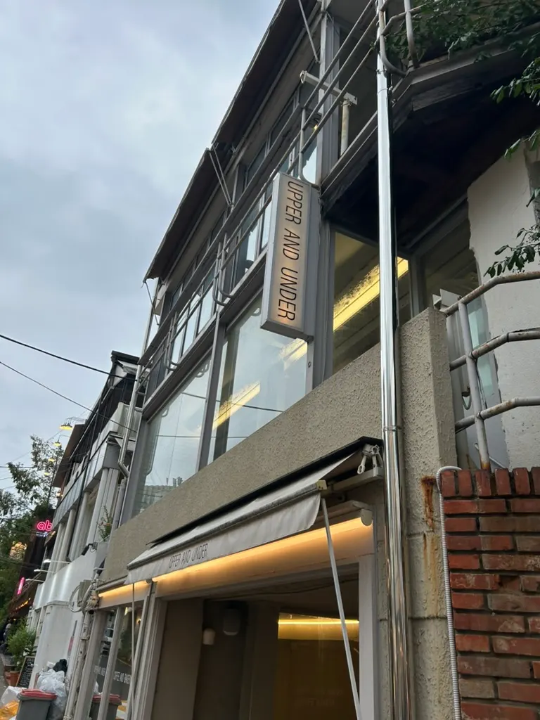 Toàn cảnh quán Upper and Under giữa ga Gangnam và ga Sinnonhyeon