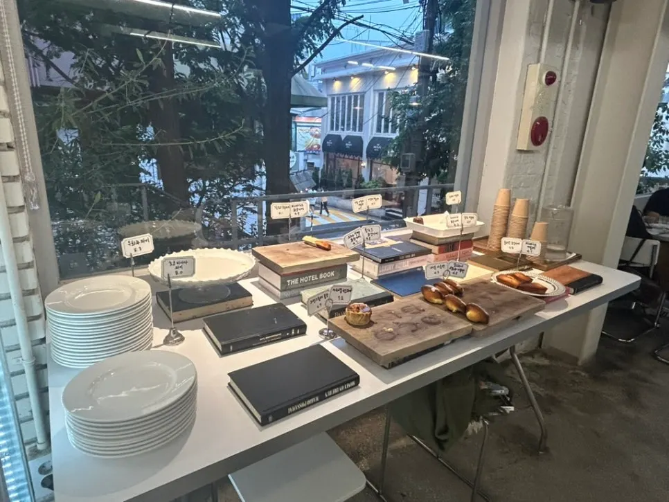 Tủ kính bày đa dạng dessert tại Upper and Under