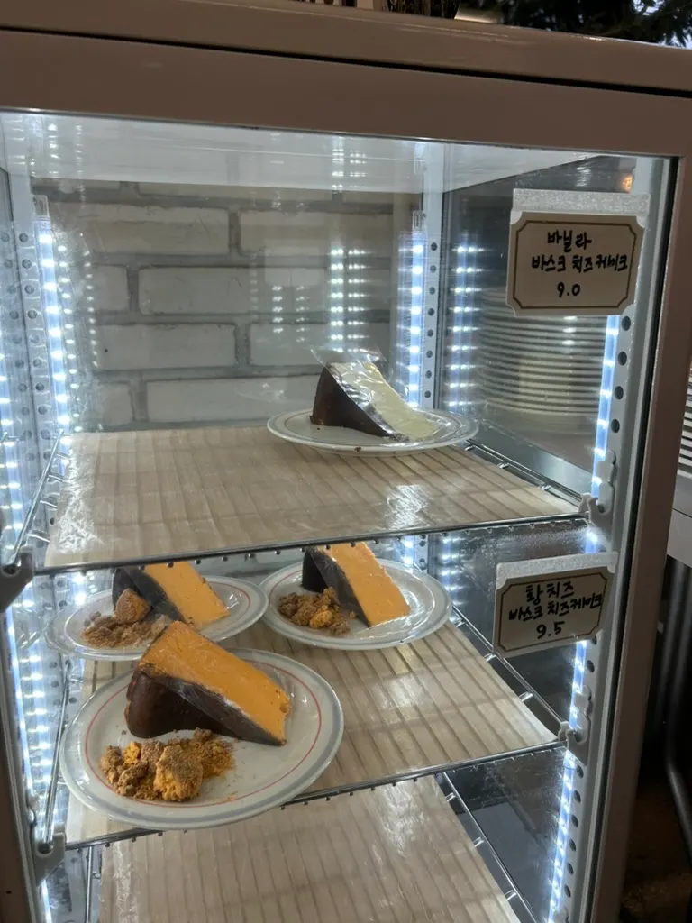 Quầy bày bánh kem to và bánh nướng