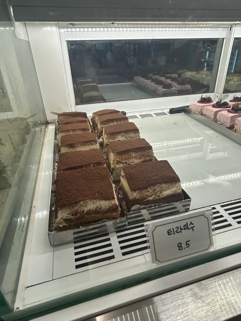 Tủ kính với bánh lemon và tiramisu