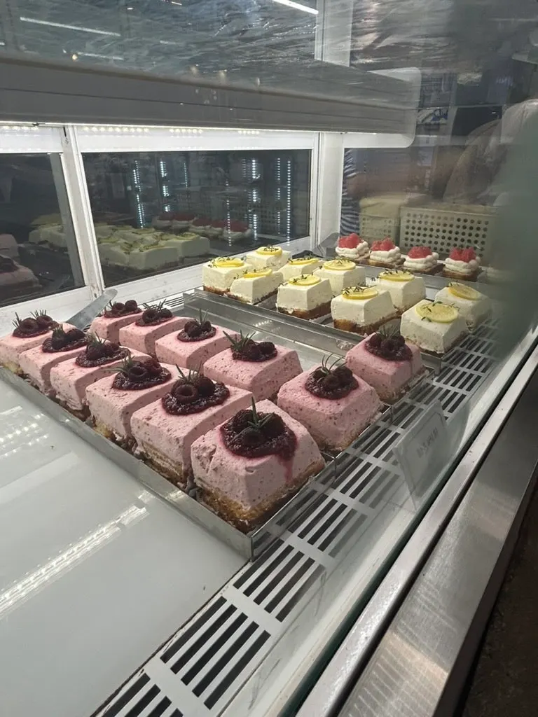 Dessert đã gọi cùng cream coffee và ade
