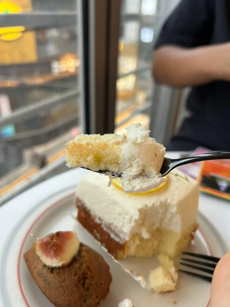 Mặt cắt lemon pound cake với lớp kem dày