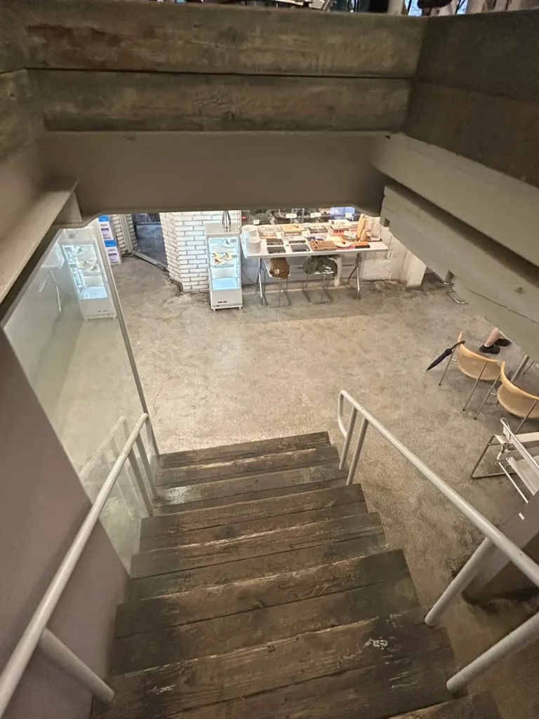 Bàn cạnh cửa sổ nhìn ra cây xanh ở Upper and Under