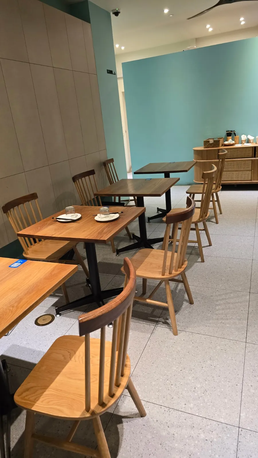 Generously spaced table layout at Anan Gangnam