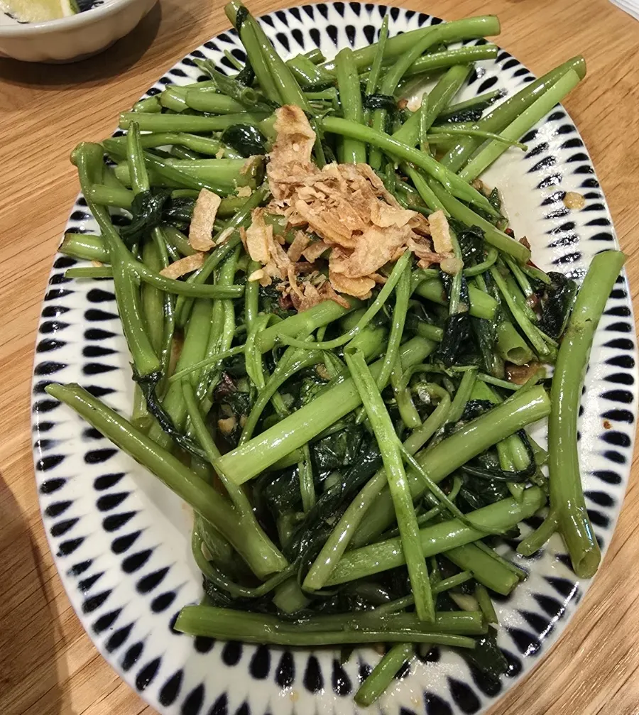 Bánh xèo served with rice paper