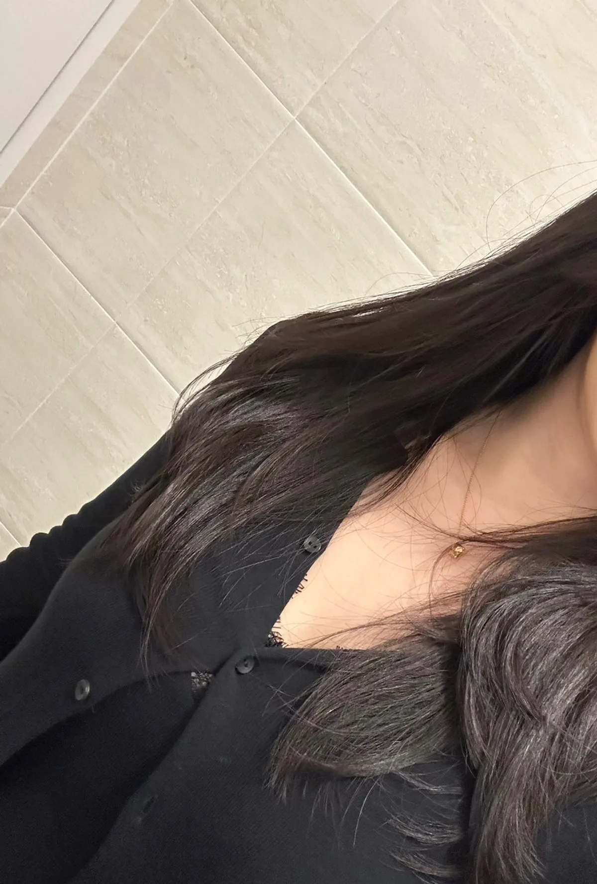 Finished style with side bangs after the volume magic straightening