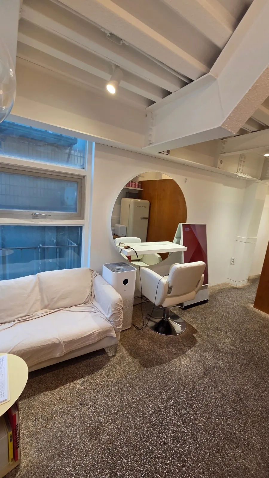 Vertical photo of Super Waxing Gangnam, a waxing shop near Gangnam Station