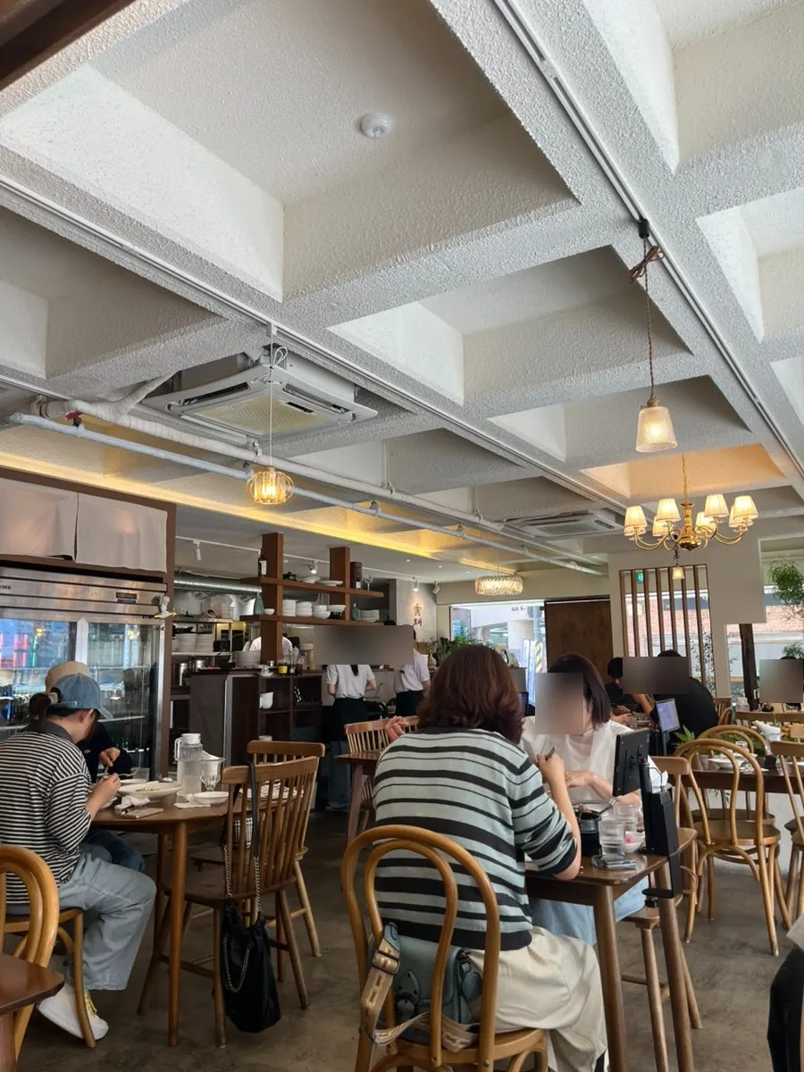 우드톤으로 꾸며진 모아 강남 내부