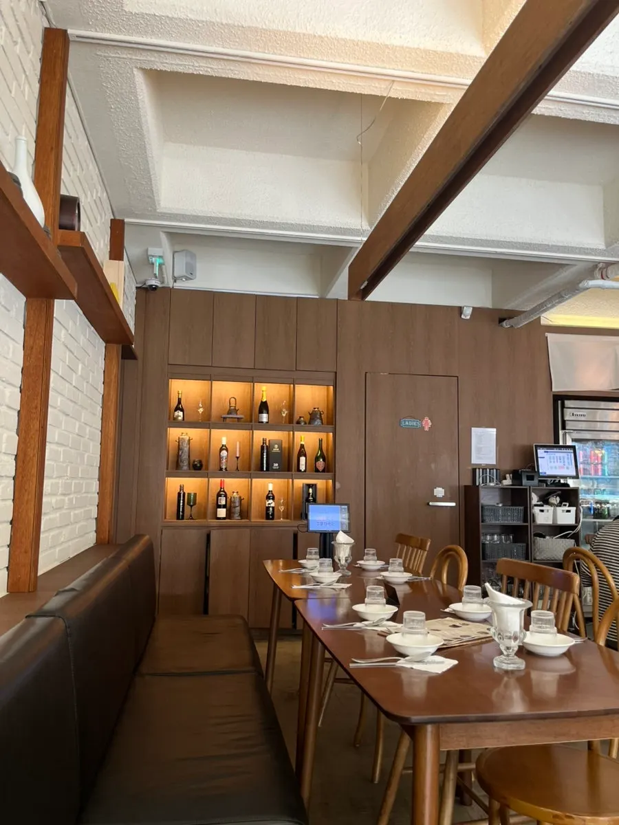 2~4인석 위주의 모아 강남 테이블