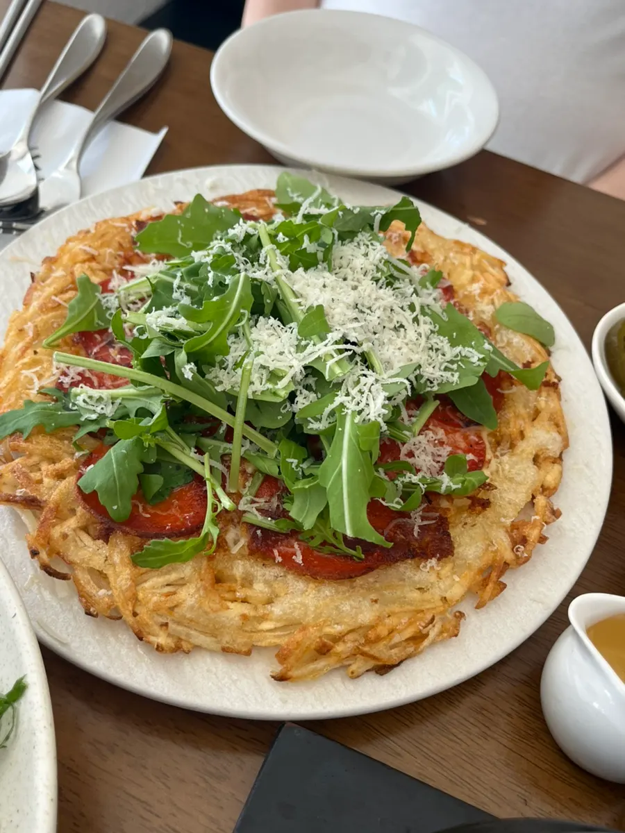 루꼴라와 치즈가 올라간 감자전