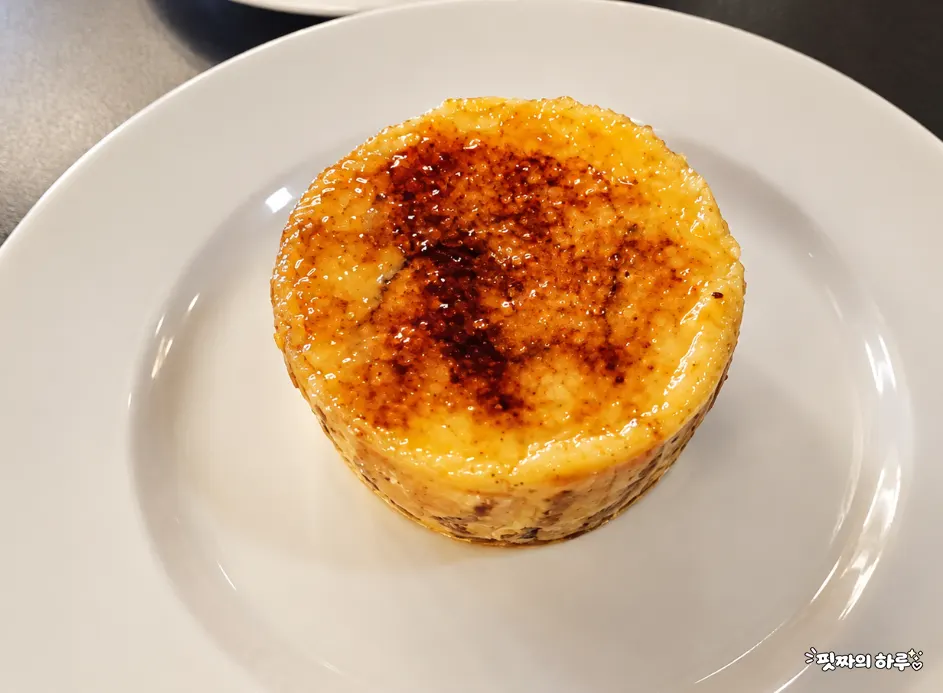 카라멜라이징된 크림브륄레 플랑