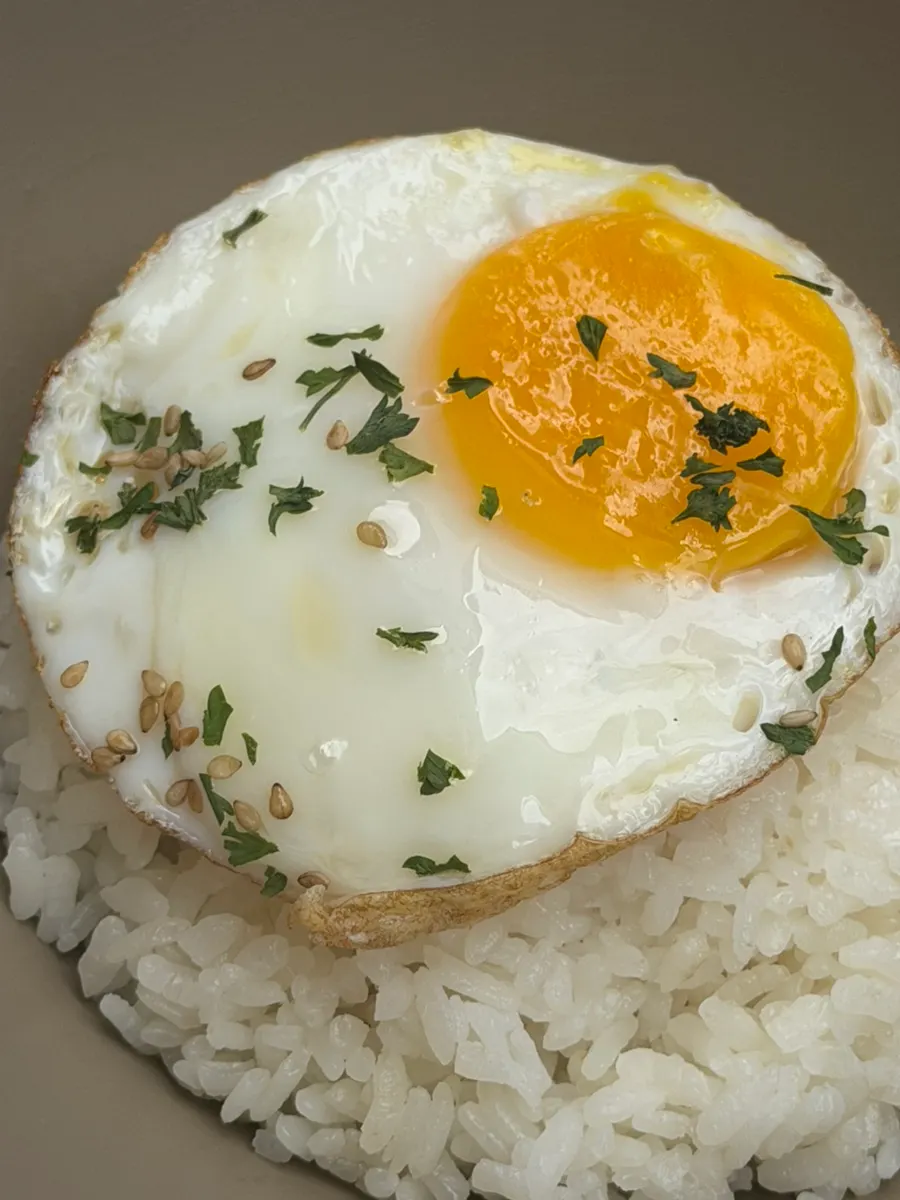 Jjageuli mixed into egg-blanket rice