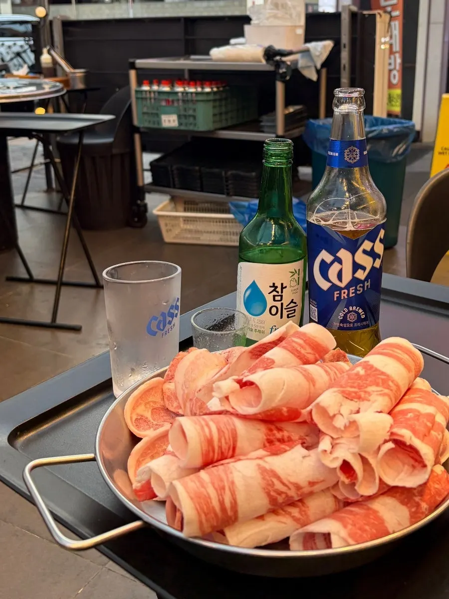Evening atmosphere at the outdoor seating of Daepae Market Gangnam Nonhyeon Branch
