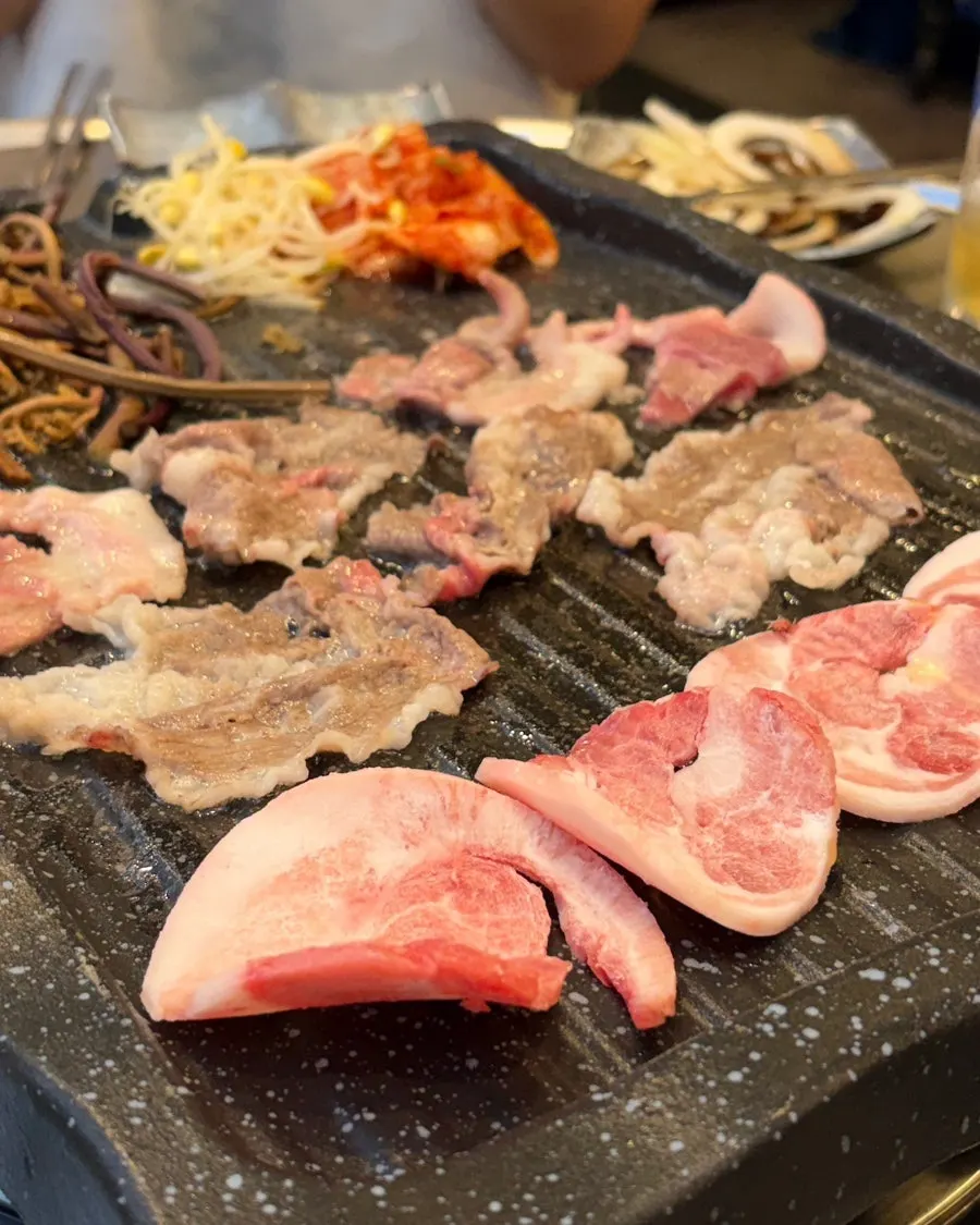 Hanwoo thin-sliced brisket on the grill