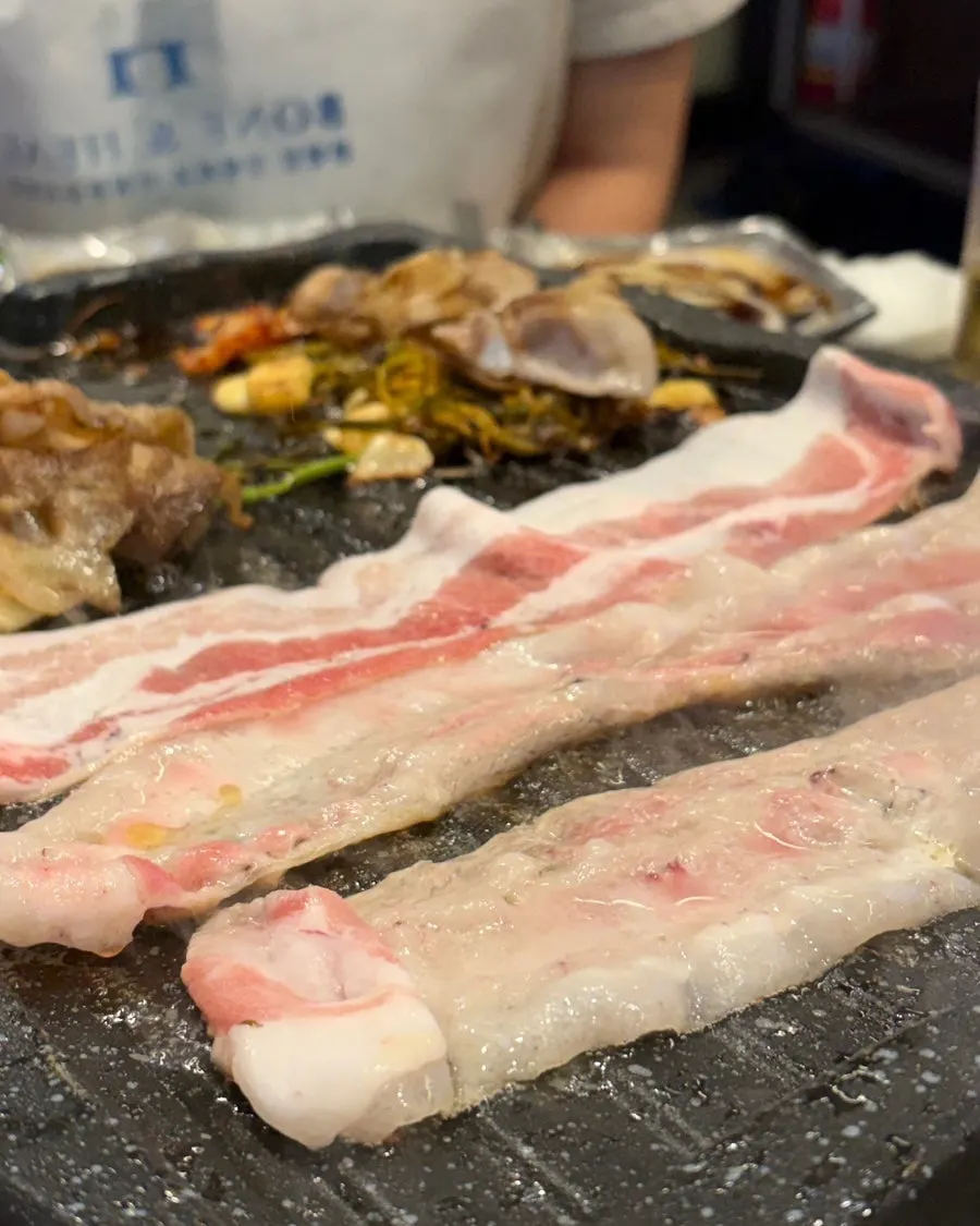 Table setting with meat and noodles eaten alternately