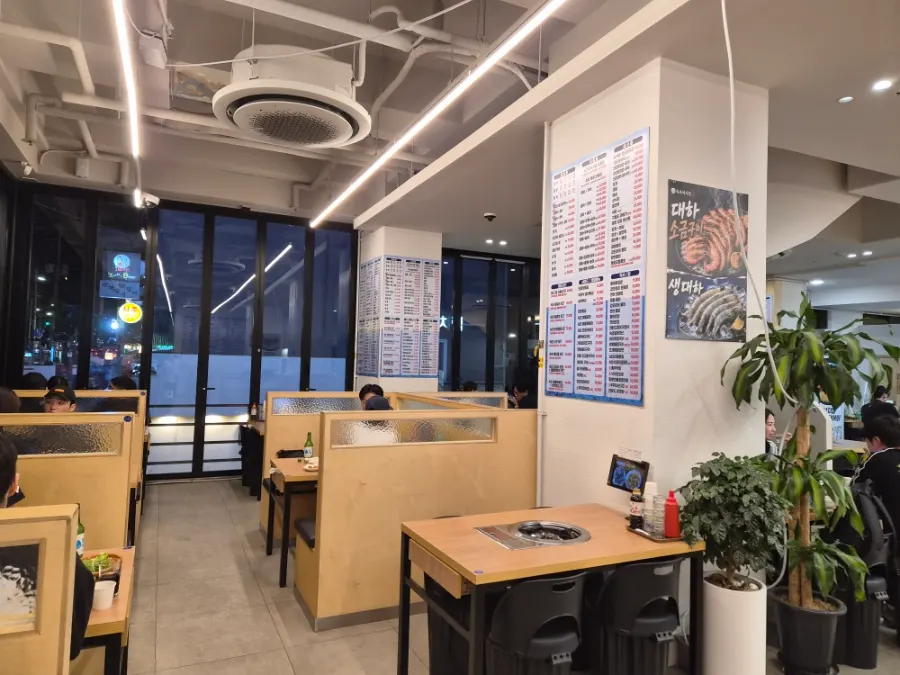 속초오징어어시장 역삼점 프라이빗하게 분리된 실내 좌석