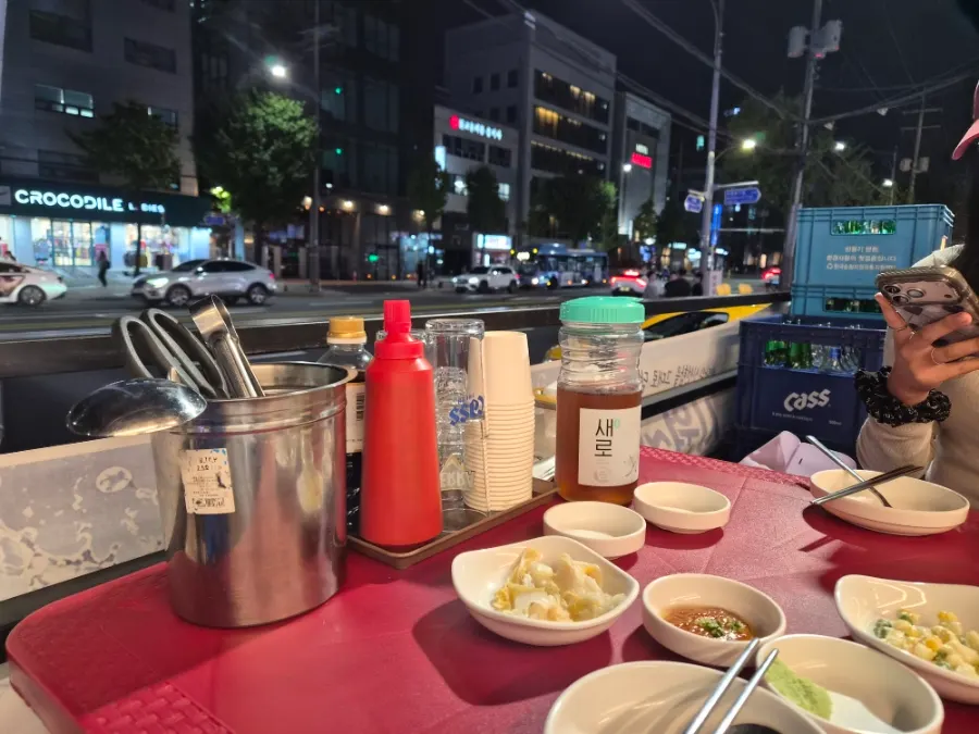속초오징어어시장 역삼점 매장 내부 테이블 모습