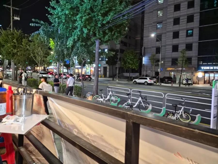 속초오징어어시장 역삼점 야외 테라스 야장 좌석