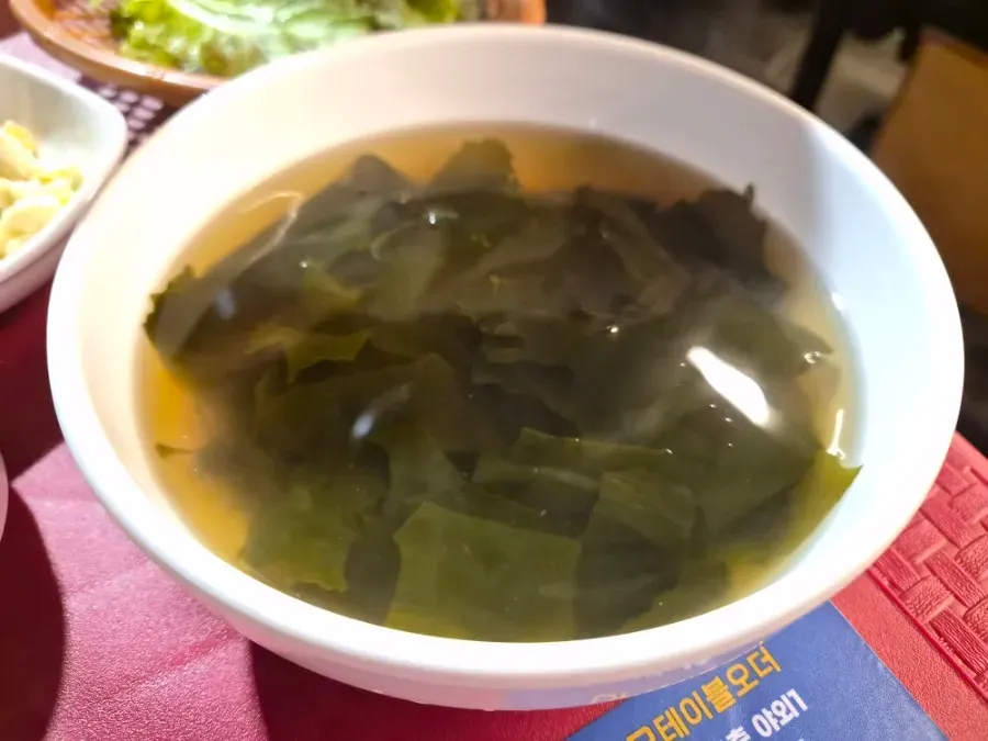 셀프바에 놓인 미역국과 반찬